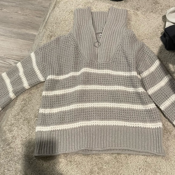 Gray and white striped pullover turtleneck sweater size large. Waffle knit. - Picture 1 of 1